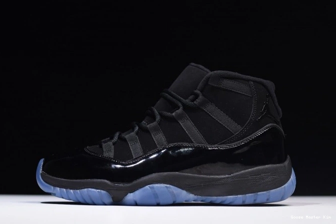 11 378037-005 Jordan Cap Gown Air and black 0719